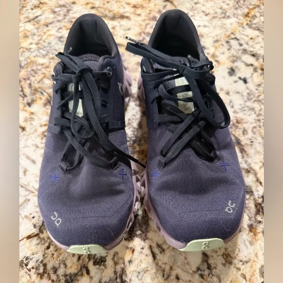 On Cloud Running Women’s Size 6 - Picture 4 of 6